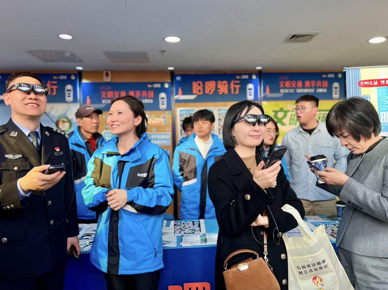 杏彩寓教于乐 杭州市民在VR天下里提拔交通宁静认识